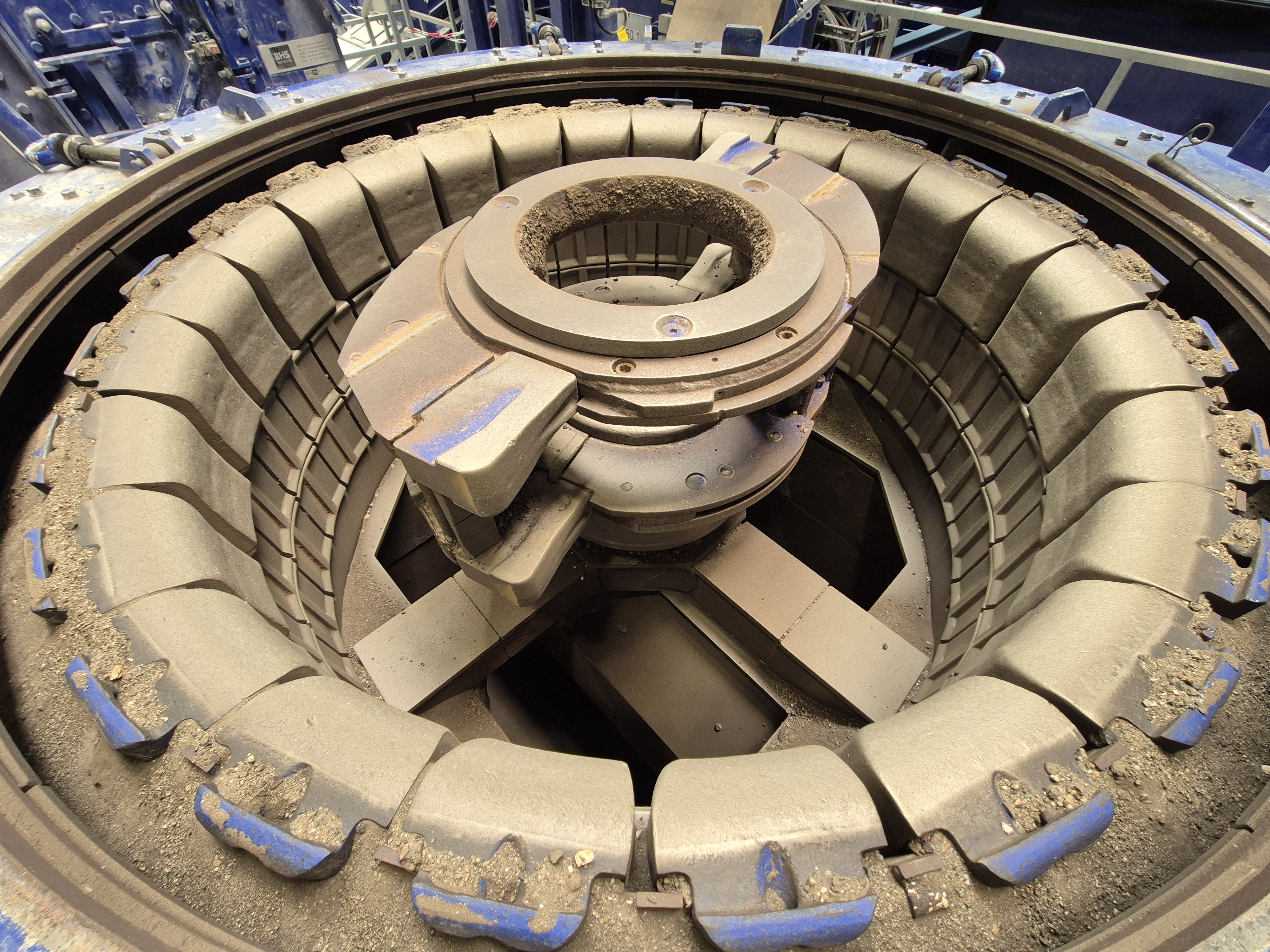 Centrifuge Crusher with ring armor set up